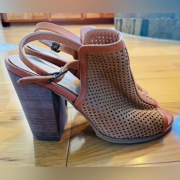 Kelsi Dagger 7.5 Brooklyn KDP Perforated Peep Toe, Back Strap Sandals - Picture 2 of 6